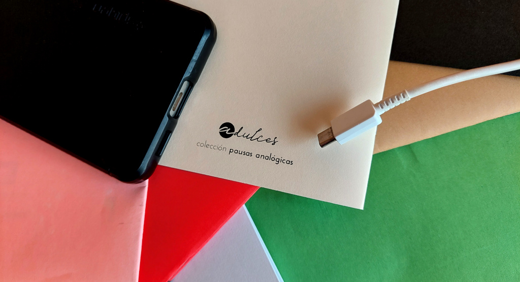 Zines de la colección pausas analógicas y un teléfono móvil desenchufado